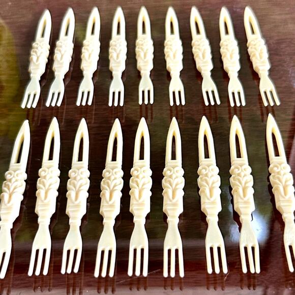 Vintage Celluloid Appetizer Forks – Tiki Party Style – Set of 18 - Picture 1 of 7